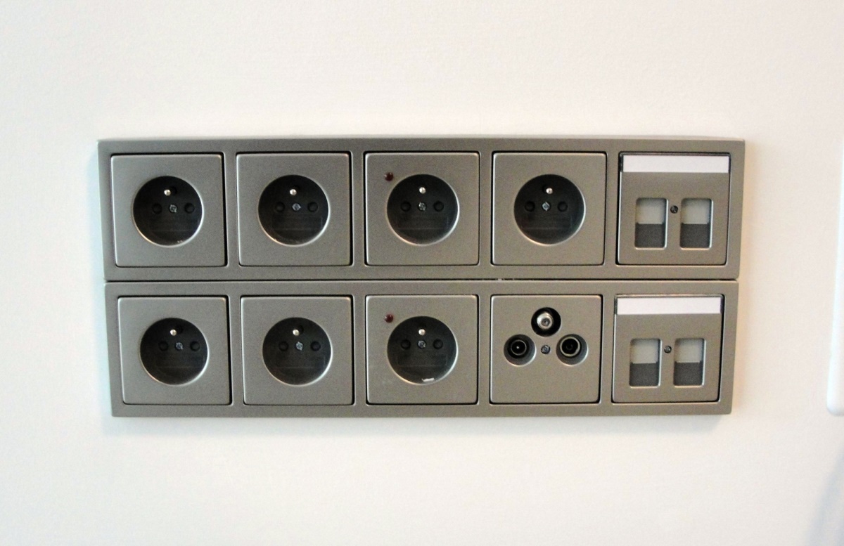 ABB future linear - zásuvky, spínače, ovladače KNX